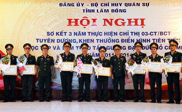 Khen thưởng các điển hình tiên tiến trong lực lượng
