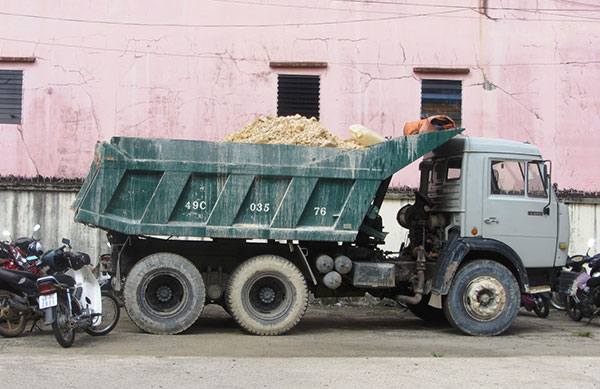 Bắt quả tang vụ khai thác cao lanh trái phép