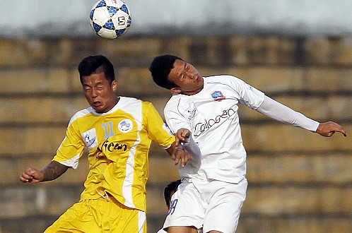 Cầu thủ đòi hành hung trọng tài
