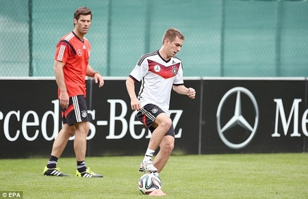 Neuer và Lahm đã trở lại tập luyện