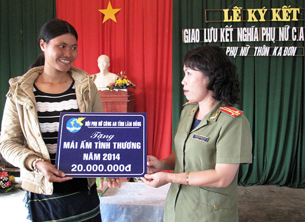 Hội Phụ nữ Công an tỉnh trao tặng &quot;Mái ấm tình thương&quot;