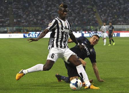 Hai năm khoác áo Juventus, Paul Pogba (áo đen sọc trắng) trở thành tiền vệ trụ xuất sắc hàng đầu châu Âu và thế giới được chờ đợi trước World Cup 2014