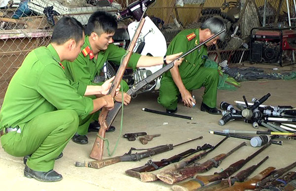 Công an Di Linh đẩy mạnh thu hồi vũ khí, vật liệu nổ