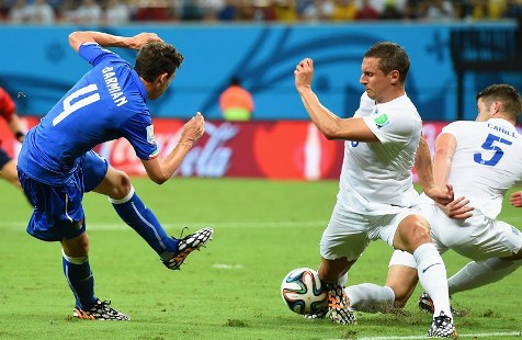 Balotelli tỏa sáng giúp Italia đánh bại Anh