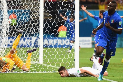Balotelli ghi bàn ấn định chiến thắng 2-1 cho Italia