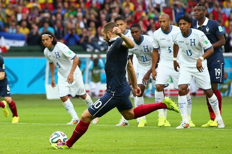 Benzema lập cú đúp giúp Pháp chiến thắng