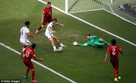 Muller hoàn tất cú hattrick của mình trong trận đấu này