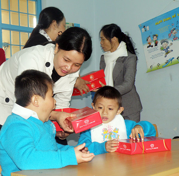Lãnh đạo Sở LĐTB&XH trao quà Trung thu cho trẻ em khuyết tật Trường Hoa Phong Lan