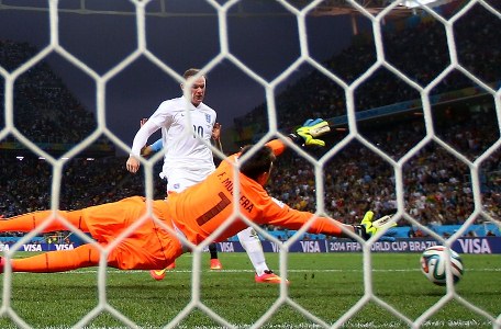Rooney không thể giúp tuyển Anh có điểm trước Uruguya