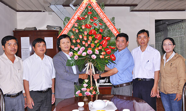 Ông Lù Chấn Lìn tặng VP Thường trú Bảo Lộc lẵng hoa