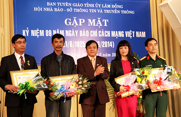 &quot;Báo chí là cầu nối thông tin giữa Đảng bộ, chính quyền với nhân dân địa phương&quot;