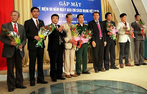 Các đồng chí lãnh đạo Tỉnh ủy, UBND tỉnh tặng hoa chúc mừng cho các cơ quan báo chí trung ương và địa phương trên địa bàn tỉnh Lâm Đồng