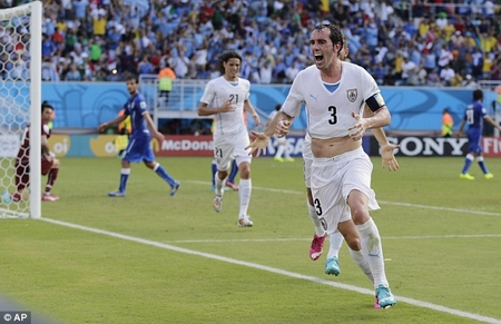 Godin đánh đầu ghi bàn thắng duy nhất cho Uruguay