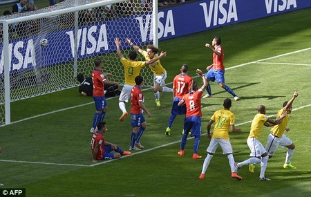 Thắng chật vật Chile, Brazil lê bước vào tứ kết!