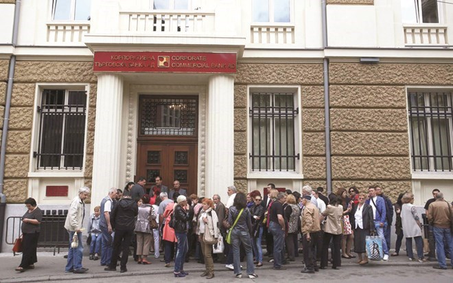 Hai ngân hàng sụp đổ, Bulgaria chuẩn bị giải tán quốc hội