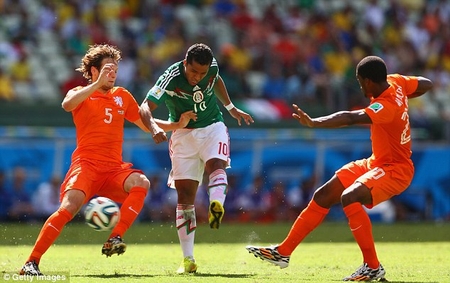 Dos Santos mở tỉ số cho Mexico bằng một pha xử lý ngẫu hứng