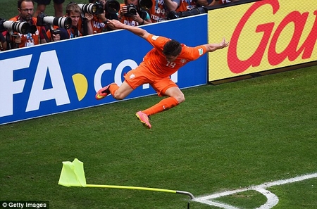 Huntelaar ăn mừng phấn khích sau khi lập công cho Hà Lan