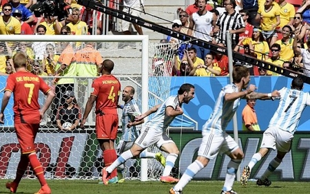 Higuain tung cú vô lê rất nhanh để mở tỉ số cho Argentina