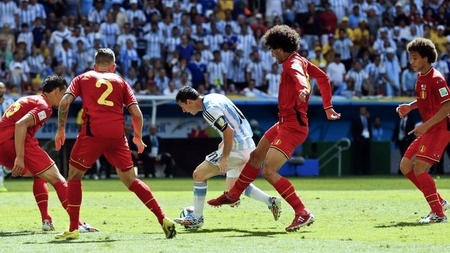 Bỉ luôn cần từ 3,4 cầu thủ để có thể ngăn cản Messi!