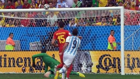 Higuain bỏ lỡ cơ hội lập cú đúp bàn thắng khi sút bóng trúng xà ngang