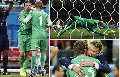 HLV Van Gaal tỏ rõ sự cao tay của mình khi tung thủ môn Tim Krul vào sân để bắt penalty