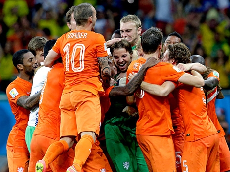 Hà Lan tiến xa nhờ những thay đổi mang đậm tính chiến thuật của HLV Van Gaal