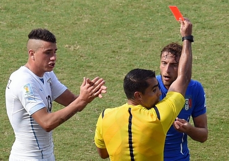 Ông Marco Rodriguez từng nặng tay phạt thẻ đỏ Marchisio và bỏ qua lỗi cắn vai Chiellini của Suarez