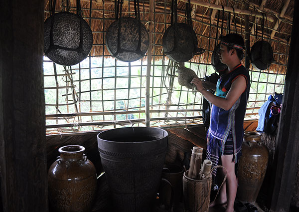 Những hiện vật trưng bày trong nhà sàn