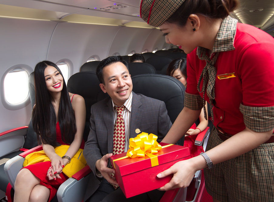Bay VietJet - Trúng xe hơi