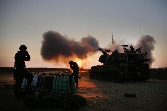 Israel sử dụng "đạn pháo tổ ong chống lại thường dân tại Gaza&quot;