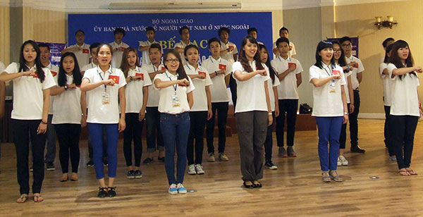 Thanh niên kiều bào nước ngoài trình bày Hành khúc thanh niên Việt Nam