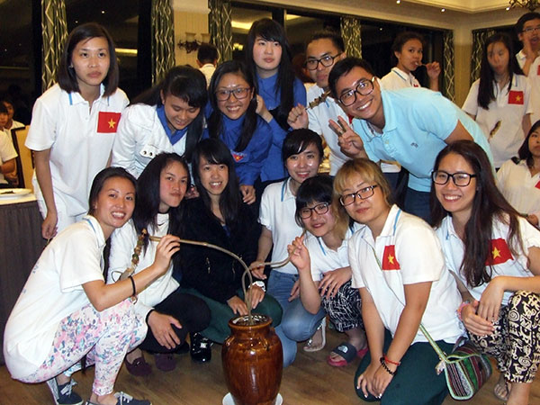 Rượu cần thắt chặt tình đoàn kết gắn bó