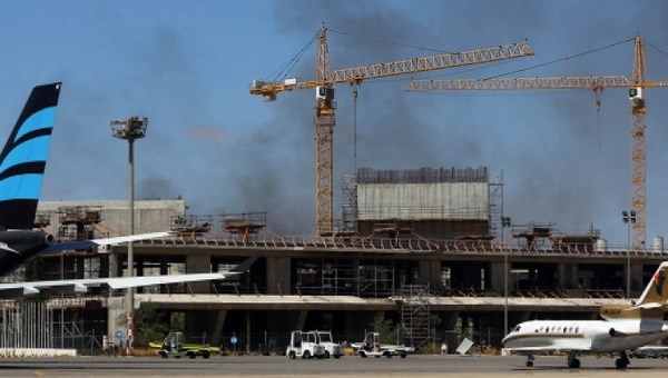 Libya: Tên lửa rơi trúng bồn chứa, 6 triệu lít nhiên liệu bốc cháy