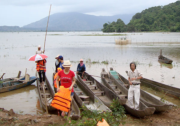 Trên bến dưới thuyền