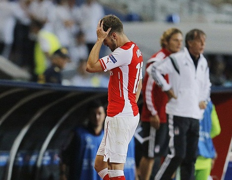 Ramsey dính thẻ vàng thứ 2 rời sân khiến Arsenal gặp không ít khó khăn