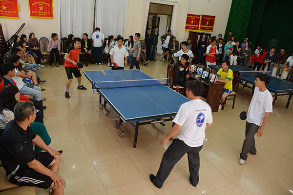 Trận đánh đôi giữa hai đơn vị Báo Lâm Đồng và Trung tâm phát hành phim và chiếu bóng. Ảnh: TUẤN LINH