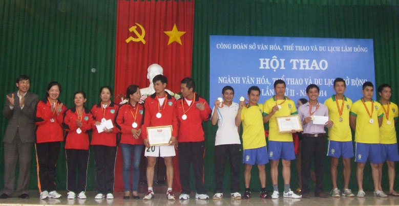 Trao huy chương cho các vận động viên xuất sắc