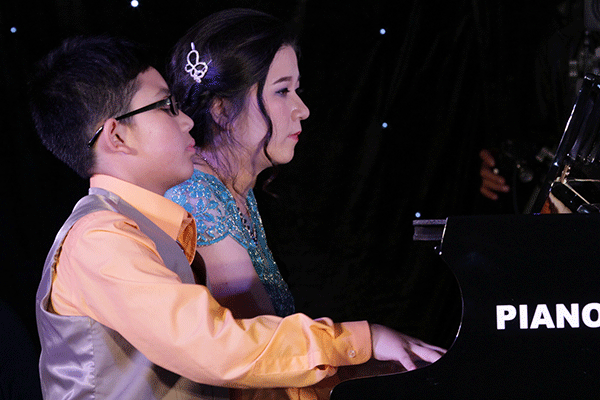 Song tấu Piano của nghệ sỹ Thanh Tú và tài năng trẻ Đình Phúc