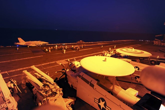 Chiếc F/A-18F Super Horne chuẩn bị cất cánh từ tàu USS George H.W. Bush để tiến hành không kích IS hôm 23/9 (Nguồn: REUTERS/U.S. Navy)