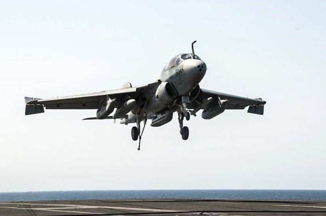 Chiếc EA-6B hạ cánh xuống tàu sân bay USS George H.W. Bush neo đậu ở vùng Vịnh sau khi không kích ISIL. (Nguồn: REUTERS/U.S. Navy)
