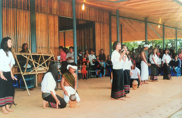Nhà thờ Ka Đơn là nơi người dân Ka Đơn, đặc biệt là bà con dân tộc thiểu số Chu Ru và K’Ho giao lưu văn hóa, tổ chức lễ hội và cầu nguyện…