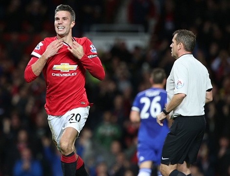 Van Persie &quot;nổ súng&quot;, MU thoát hiểm trước Chelsea!