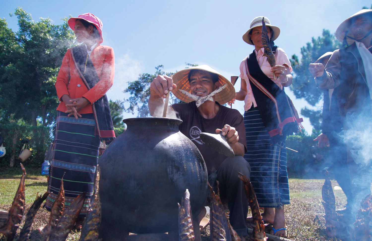 Bà con nấu cháo chuẩn bị cho màn giao lưu ẩm thực truyền thống