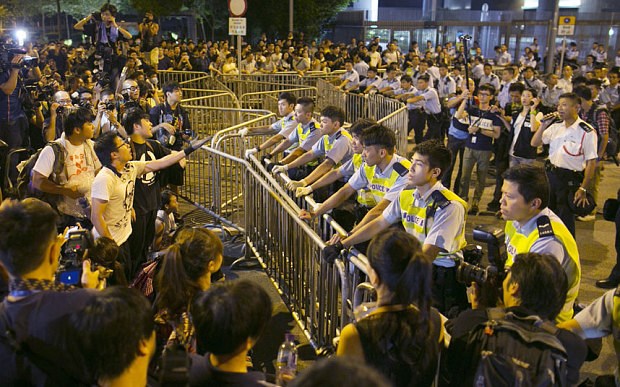 Hong Kong: Người biểu tình lại đụng độ với cảnh sát ở Mong Kok