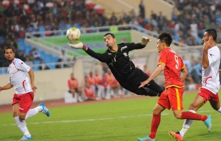 Các chân sút tuyển Việt Nam quá vô duyên trong khi thủ môn Abuhammad (đen) lại thi đấu quá xuất sắc trong hiệp thi đấu đầu tiên chiều 9/11. Ảnh: Zing