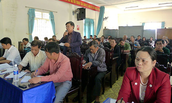 Cử tri thị trấn Lộc Thắng kiến nghị tại buổi tiếp xúc. Ảnh: HẢI UYÊN