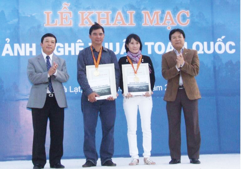 2 tác phẩm đoạt HCV: Hoà khúc (Trần Thị Minh Hà – TP.Hồ Chí Minh), Xuất phát (Phùng Đức Dũng – Đà Nẵng)