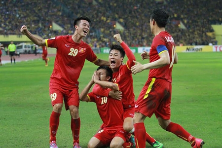 Văn Quyết ăn mừng bàn thắng nâng tỉ số lên 2-1 cho tuyển Việt Nam. Ảnh: VnE
