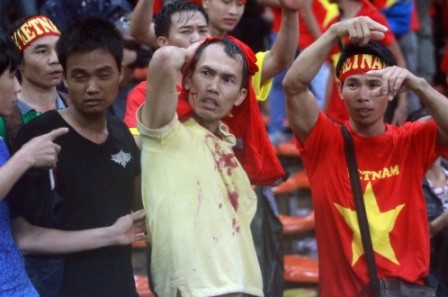 Khán giả Malaysia tấn công CĐV Việt Nam!