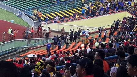Khán giả Malaysia quá khích đã tràn sang tấn công CĐV Việt Nam trong phản ứng chậm trễ của lực lượng an ninh sân Shah Alam tối 7/12. Ảnh: Song Hải.